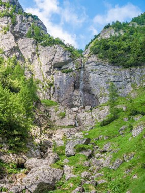Romanya 'nın Karpat Dağları kentindeki popüler bir yürüyüş yolu olan Jepii Mici patikasından Bucegi Dağları' ndaki manzara manzarası. Şelale.