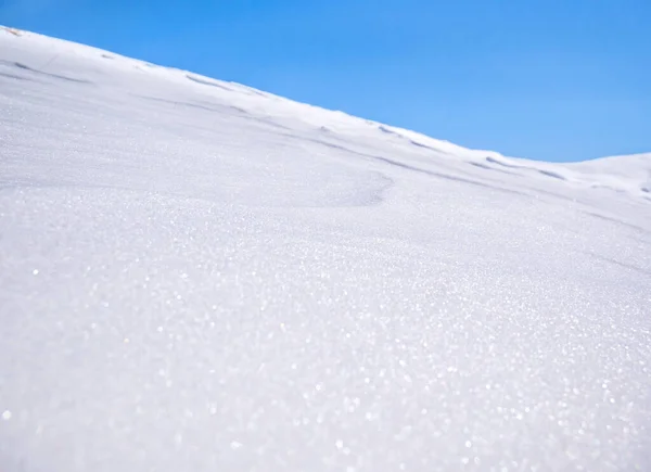 Szczegóły Góry Pokryte Białym Śniegiem Tle Przejrzystego Niebieskiego Nieba — Zdjęcie stockowe