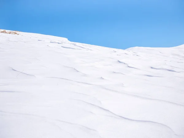 Szczegóły Góry Pokryte Białym Śniegiem Tle Przejrzystego Niebieskiego Nieba — Zdjęcie stockowe