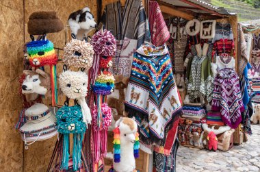 Ollantaytambo, Peru - 17 Mart 2025: Ollantaytambo Arkeoloji Alanı 'nın girişindeki geleneksel Peru hediyelik eşya dükkanları