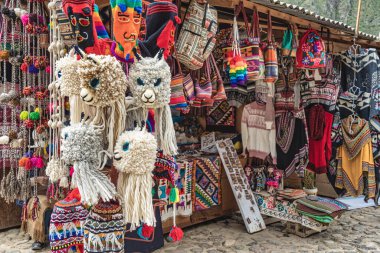 Ollantaytambo, Peru - 17 Mart 2025: Ollantaytambo Arkeoloji Alanı 'nın girişindeki geleneksel Peru hediyelik eşya dükkanları
