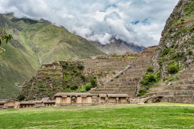 Ollantaytambo, Peru - 17 Mart 2025: Ollantaytambo Arkeolojik Alanı 'nı keşfeden turistler, Kutsal Vadi' deki büyük bir İnka harabesi ve popüler eğlence merkezi.