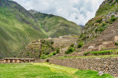 Ollantaytambo, Peru - 17 Mart 2025: Ollantaytambo Arkeolojik Alanı 'nı keşfeden turistler, Kutsal Vadi' deki büyük bir İnka harabesi ve popüler eğlence merkezi.
