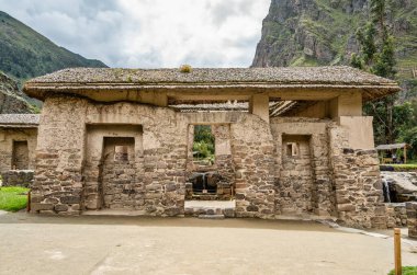 Ollantaytambo, Peru - 17 Mart 2025: İnkalar 'ın Kutsal Vadisi' ndeki Ollantaytambo Arkeoloji Alanında Seremoni Çeşmeleri, Peru.