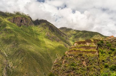 İnkalar 'ın Kutsal Vadisi' ndeki Ollantaytambo Arkeoloji Bölgesi 'nden And Dağları' nın dramatik manzarası, Peru.