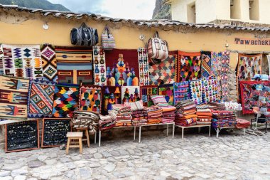 Ollantaytambo, Peru - 17 Mart 2025: Ollantaytambo Arkeoloji Alanı 'nın girişindeki geleneksel Peru hediyelik eşya dükkanları