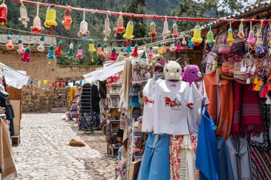 Ollantaytambo, Peru - 17 Mart 2025: Ollantaytambo Arkeoloji Alanı 'nın girişindeki geleneksel Peru hediyelik eşya dükkanları