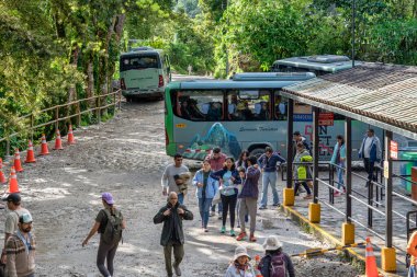Aguas Calientes, Peru - 18 Mart 2025: Machu Picchu Ulusal Arkeoloji Parkı 'nın girişindeki otobüs durağı