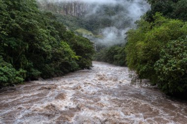 Urubamba Nehri 'nin güçlü sularının Aguas Calientes' teki kutsal vadiyi geçmesiyle dramatik bir manzara.