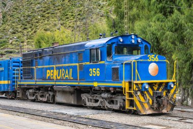 Ollantaytambo, Peru - 17 Mart 2025: Mavi boyalı Peru tren istasyonu Ollantaytambo.