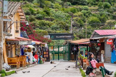 Ollantaytambo, Peru - 17 Mart 2025 Ollantaytambo tren istasyonunun girişi.