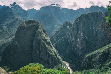 Peru 'daki Machu Picchu' yu çevreleyen bereketli Andeam dağları ve vadileriyle dramatik bir manzara.