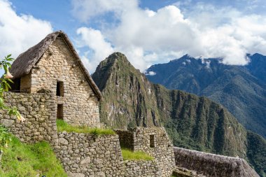 Machu Picchu 'nun Tarihi Mabedi' nde Koruyucu Evi (Casa del Guardian) ile manzara.
