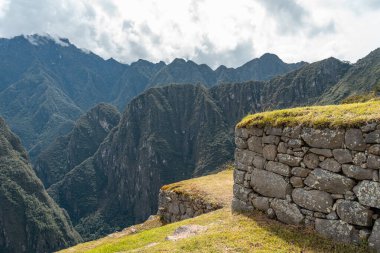 Machu Picchu, Peru 'daki antik İnka taş duvarları ve teraslarıyla yakın çekim..