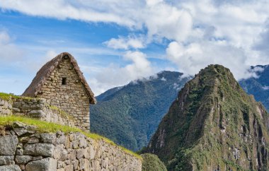 Machu Picchu 'nun Tarihi Mabedi' nde Koruyucu Evi (Casa del Guardian) ile manzara.