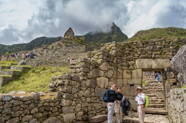 Aguas Calientes, Peru - 18 Mart 2025: Machu Picchu Tarihi Mabedi 'nde tur rehberli turistler.