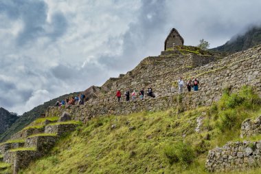 Aguas Calientes, Peru - 18 Mart 2025: Machu Picchu Tapınağı 'ndaki İnka harabelerini ziyaret eden turistler