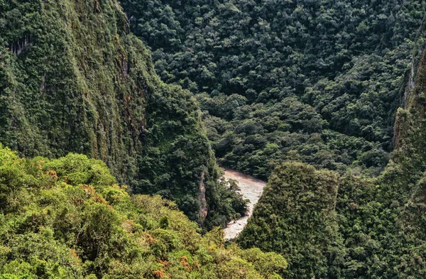 Peru 'daki Machu Picchu' yu çevreleyen bereketli Andeam dağları ve vadileriyle dramatik bir manzara.