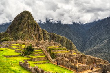 Aguas Calientes, Peru - 18 Mart 2025: Peru 'nun And Dağları' ndaki İnka kalesi Machu Picchu 'nun ikonik manzarası