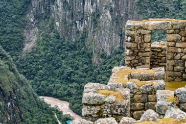 Peru 'daki Machu Picchu' yu çevreleyen İnka taş duvarları ve And Dağları (Doğu Cordillera) ile dramatik güzel manzara