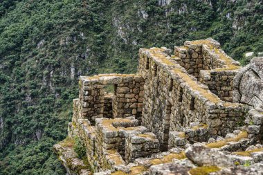 Peru 'daki Machu Picchu' yu çevreleyen İnka taş duvarları ve And Dağları (Doğu Cordillera) ile dramatik güzel manzara