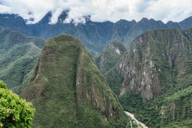Peru 'daki Machu Picchu' yu çevreleyen bereketli Andeam dağları ve vadileriyle dramatik bir manzara.