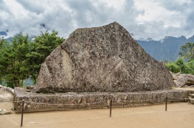 Machu Picchu, Peru 'nun Tarihi Mabedi' nde oyulmuş taş bir anıt.