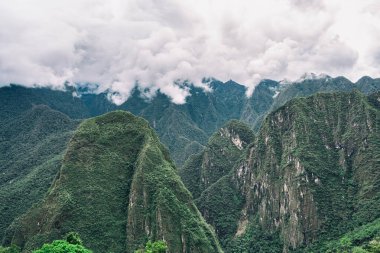 Peru 'daki Machu Picchu' yu çevreleyen And Dağları (Doğu Cordillera) ile dramatik güzel manzara