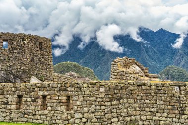And Dağları ve Machu Picchu, Peru 'daki antik İnka taş duvarlarıyla manzara..