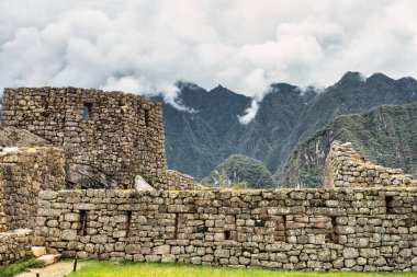 And Dağları ve Machu Picchu, Peru 'daki antik İnka taş duvarlarıyla manzara..