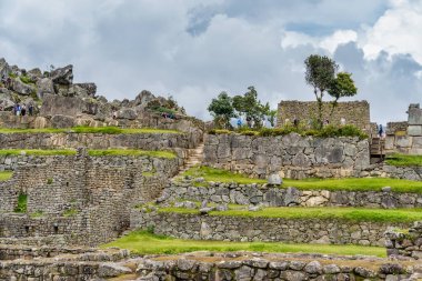 Aguas Calientes, Peru - 18 Mart 2025: Machu Picchu Tapınağı 'ndaki İnka harabelerini ziyaret eden turistler