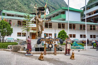 Aguas Calientes, Peru - 18 Mart 2025: Machu Picchu Pueblo Heykeli (Estatua Machu Picchu Pueblo) Aquas Calientes 'in ana meydanında yer almaktadır.