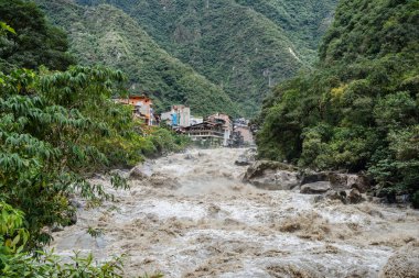 Urubamba Nehri 'nin güçlü sularının Aguas Calientes' teki kutsal vadiyi geçmesiyle dramatik bir manzara.