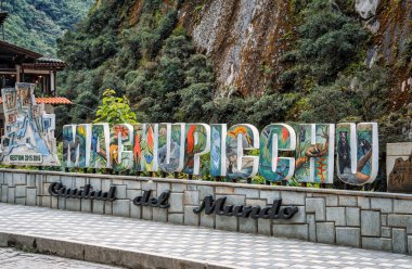 Aguas Calientes, Peru 'da renkli Machu Picchu hoş geldin tabelası