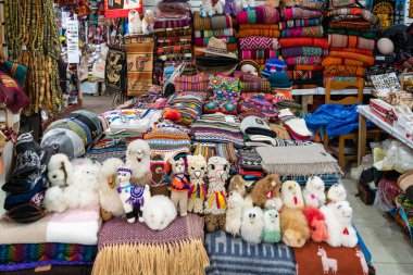 Aguas Calientes, Peru - 18 Mart 2025: Machu Picchu tren istasyonu yakınlarındaki bir hediyelik eşya mağazası (Mercado Artesanal)
