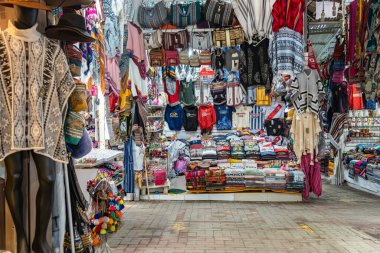 Aguas Calientes, Peru - 18 Mart 2025: Machu Picchu tren istasyonu yakınlarındaki bir hediyelik eşya mağazası (Mercado Artesanal)