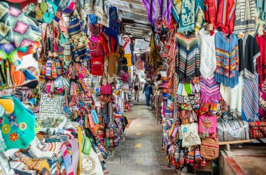 Aguas Calientes, Peru - 18 Mart 2025: Machu Picchu tren istasyonu yakınlarındaki bir hediyelik eşya mağazası (Mercado Artesanal)