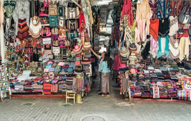 Aguas Calientes, Peru - 18 Mart 2025: Machu Picchu tren istasyonu yakınlarındaki bir hediyelik eşya mağazası (Mercado Artesanal)