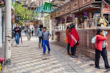 Aguas Calientes, Peru - 18 Mart 2025: Aguas Calientes 'ten yerel satıcılar, dükkanlar ve turistlerle birlikte yaya sokak sahnesi.