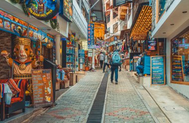 Aguas Calientes, Peru - 18 Mart 2025: Aguas Calientes 'ten yerel satıcılar, dükkanlar ve turistlerle birlikte yaya sokak sahnesi.