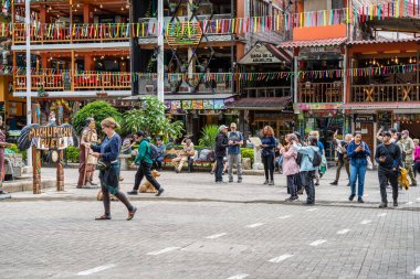 Aguas Calientes, Peru - 18 Mart 2025: Aguas Calientes 'in ana meydanı olan Manco Capac Meydanı' nı ziyaret eden turistler ve yerliler.