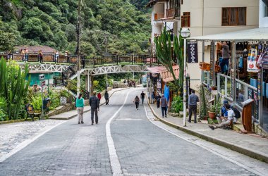 Aguas Calientes, Peru - 18 Mart 2025: Turistler ve yerliler Aguas Calientes sokaklarında geziniyorlar