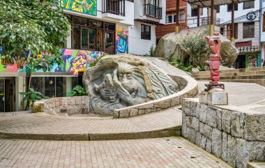 Aguas Calientes, Peru - 18 Mart 2025: Aguas calientes 'te yaya geçidi boyunca doğrudan büyük bir kayaya oyulmuş taş oymacılığı