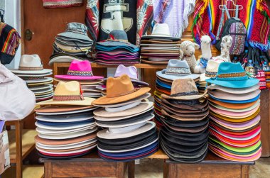 Aguas Calientes, Peru - 18 Mart 2025: Machu Picchu tren istasyonu yakınlarındaki bir hediyelik eşya mağazası (Mercado Artesanal)