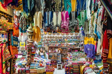 Aguas Calientes, Peru - 18 Mart 2025: Machu Picchu tren istasyonu yakınlarındaki bir hediyelik eşya mağazası (Mercado Artesanal)