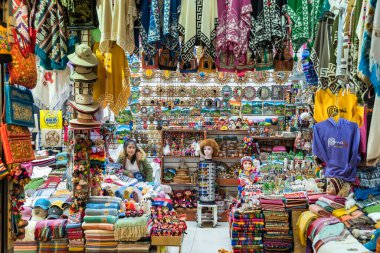 Aguas Calientes, Peru - 18 Mart 2025: Machu Picchu tren istasyonu yakınlarındaki bir hediyelik eşya mağazası (Mercado Artesanal)