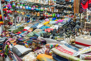 Aguas Calientes, Peru - 18 Mart 2025: Machu Picchu tren istasyonu yakınlarındaki bir hediyelik eşya mağazası (Mercado Artesanal)