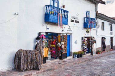 Cusco, Peru - 19 Mart 2025: Coca Müzesi girişi ile Plaza San Blas 'tan görüntü. Geleneksel esnaf dükkânı.