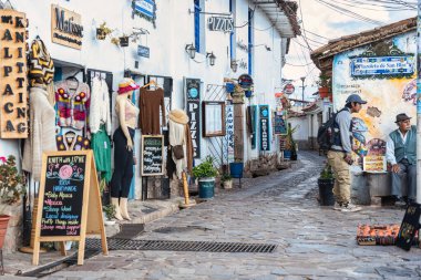 San Blas, Cusco 'nun zanaatkar mahallesindeki tarihi kaldırım taşı sokağından güzel bir manzara.