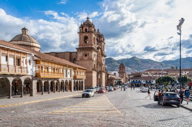 Cusco, Peru - 19 Mart 2025: Tarihi Plaza de Armas ve Barok tarzı İsa Cemiyeti (Iglesia de la Companiade Jesus) manzarası).